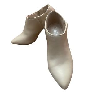 NWOT Kenneth Cole Reaction cream ankle booties